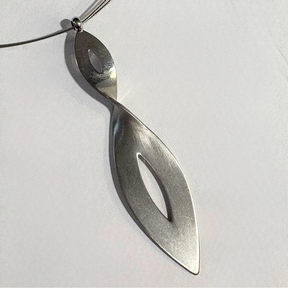 Vintage Wire Curved Swerve Pendant Choker Necklace